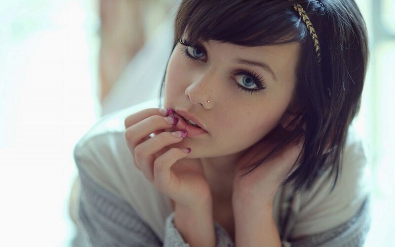 woman with blue eyes and glitter nails