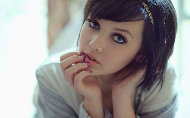 woman with blue eyes and glitter nails
