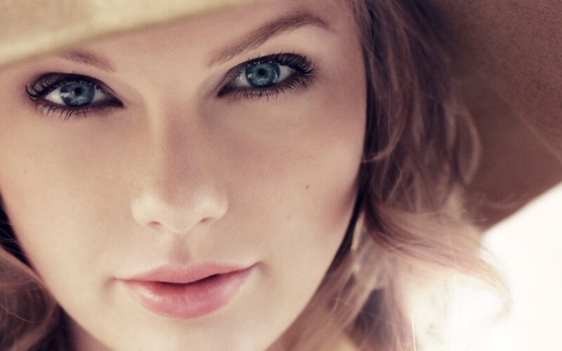 woman with blue eyes and hat
