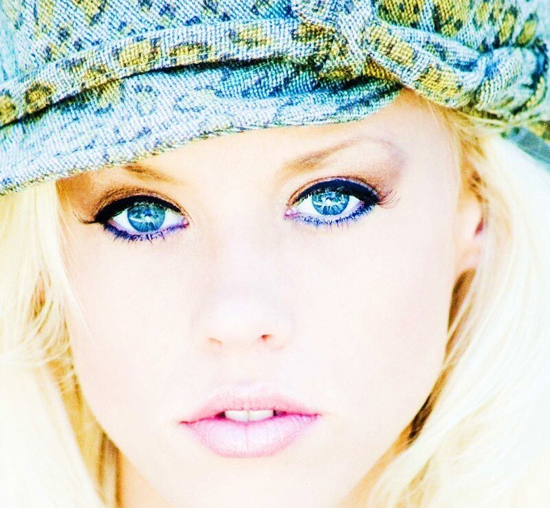 woman with blue eyes and hat