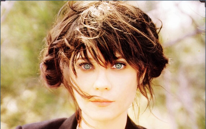 woman with blue eyes and messy hair