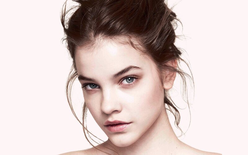 woman with blue eyes and messy hair