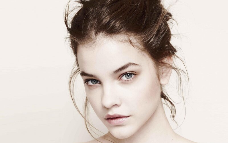 woman with blue eyes and messy hair