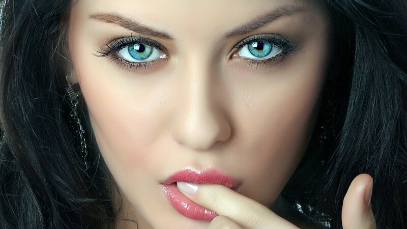 woman with blue eyes and red lips