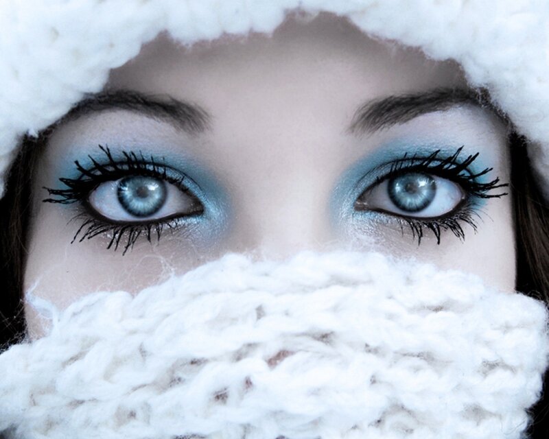 woman with blue eyes and winter hat