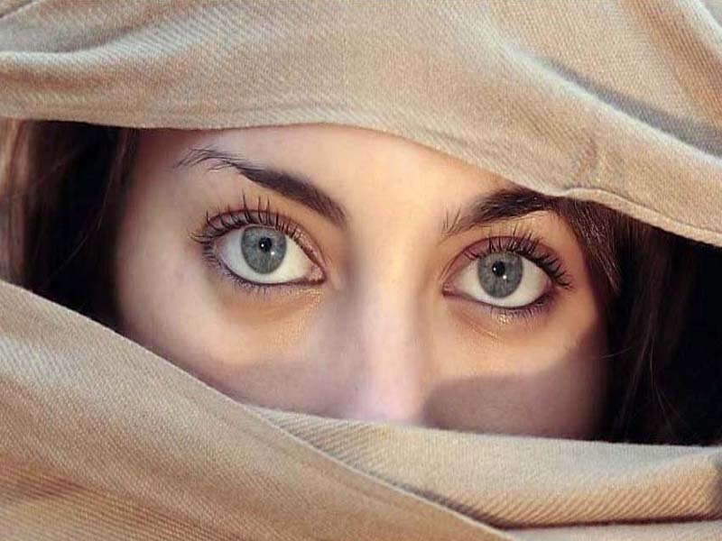 Woman with Blue Eyes — Beige, Intimate