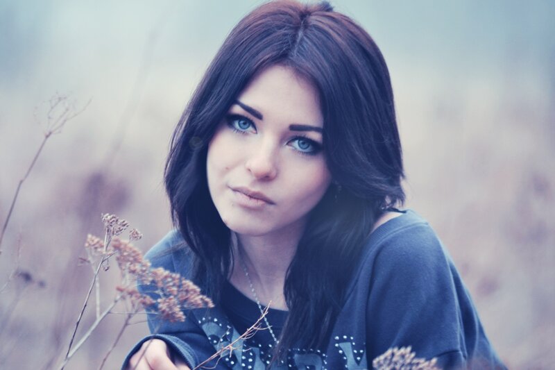woman with blue eyes in field