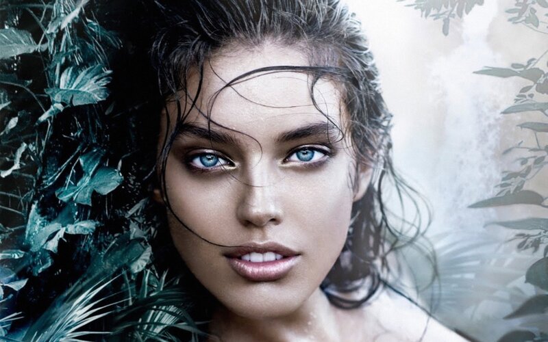 woman with blue eyes in foliage