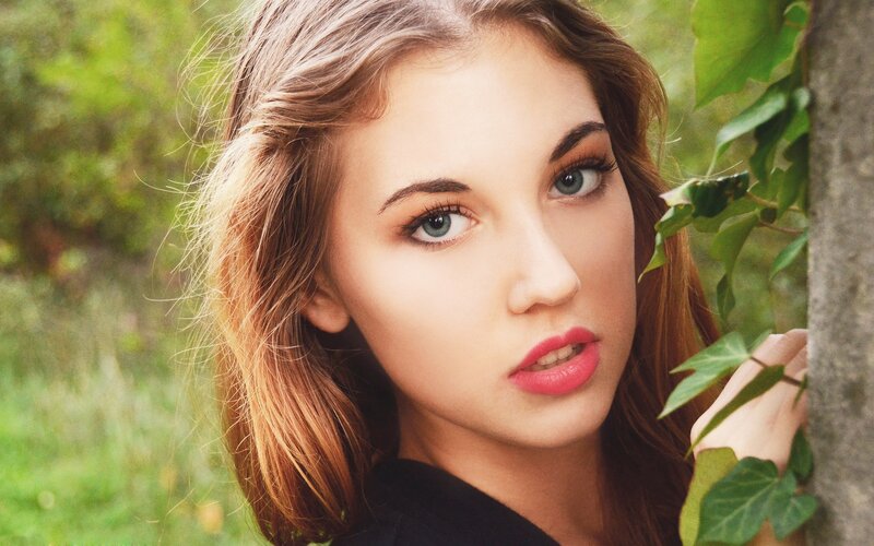 woman with blue eyes in garden