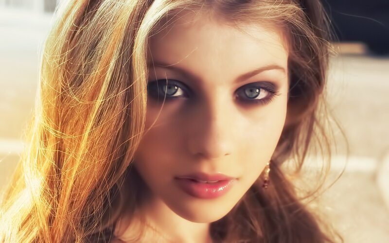 woman with blue eyes in sunlight