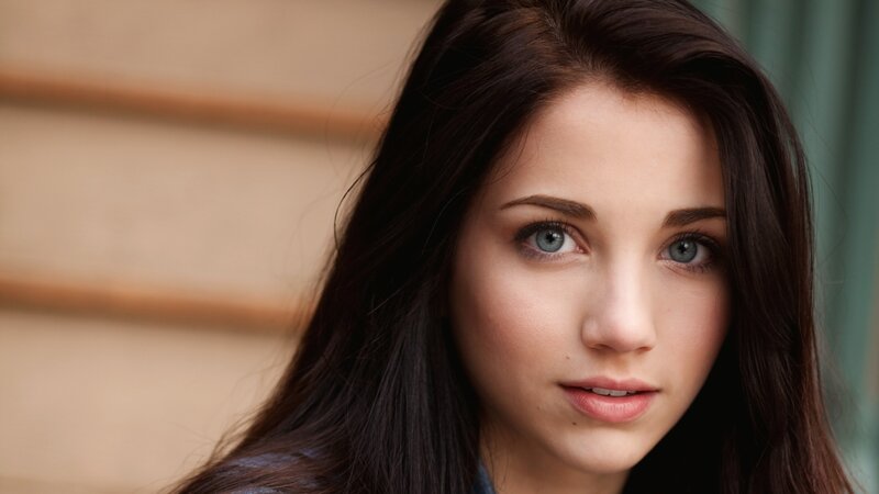 Woman with Blue Eyes — Neutral, Beige