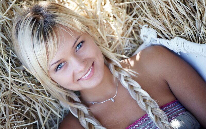 woman with blue eyes on hay