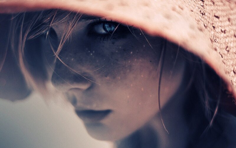 woman with blue eyes under hat