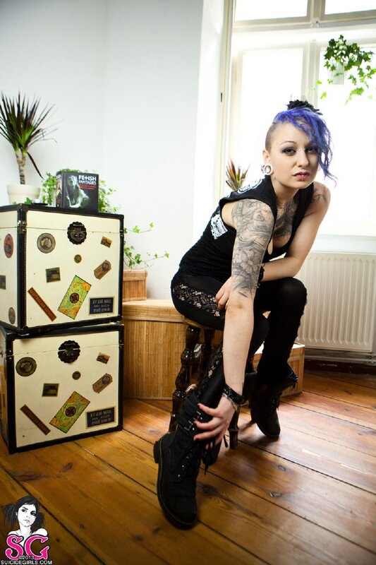 woman with blue hair and tattoos