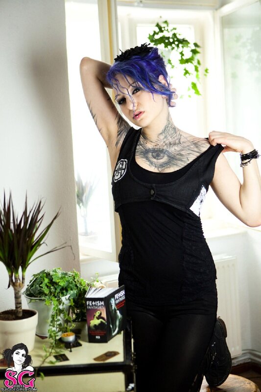 woman with blue hair and tattoos
