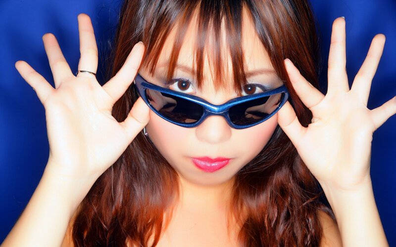 woman with blue sunglasses