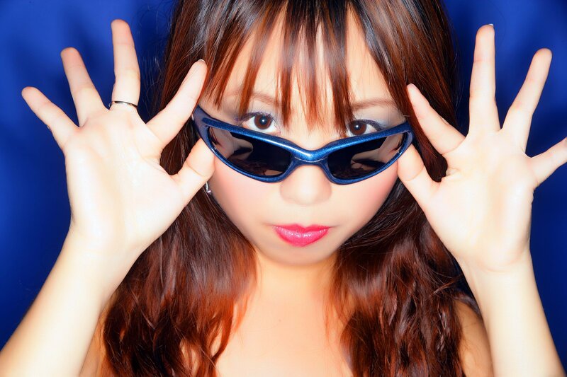 woman with blue sunglasses