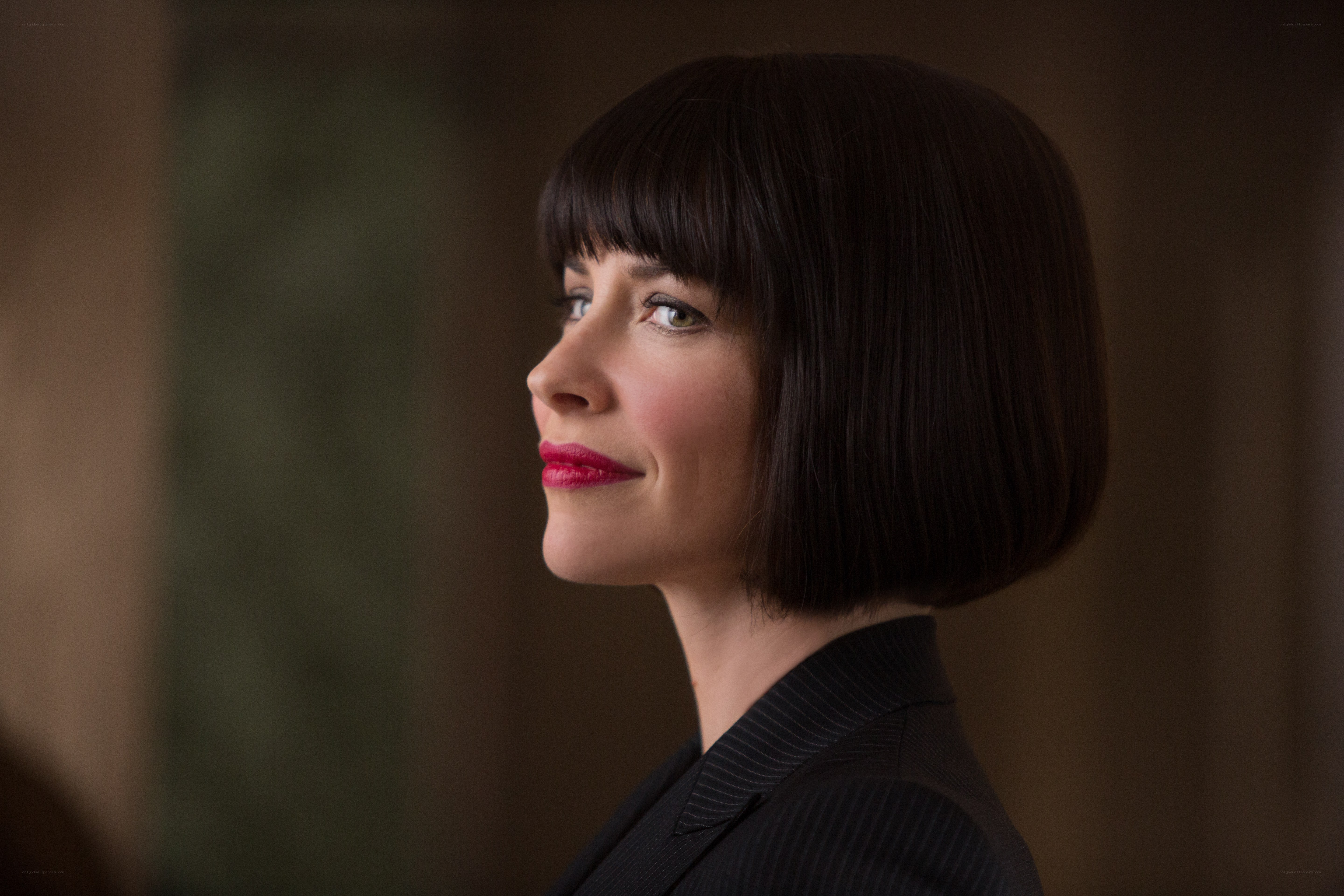 woman with bob haircut in profile