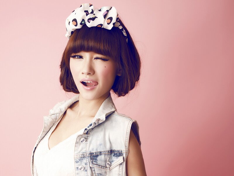woman with bow headband