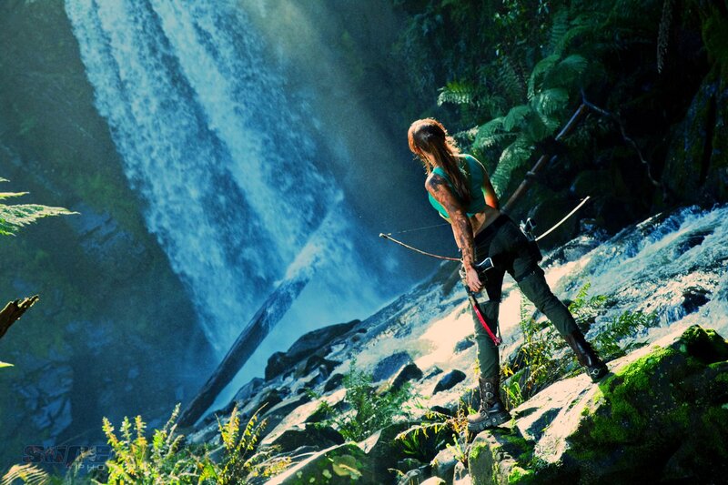 Woman with Bow on Cliff — Green