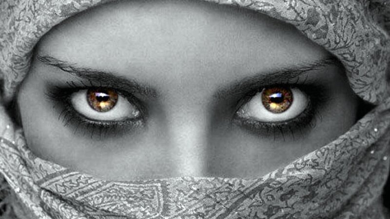 Woman with Brown Eyes — Black