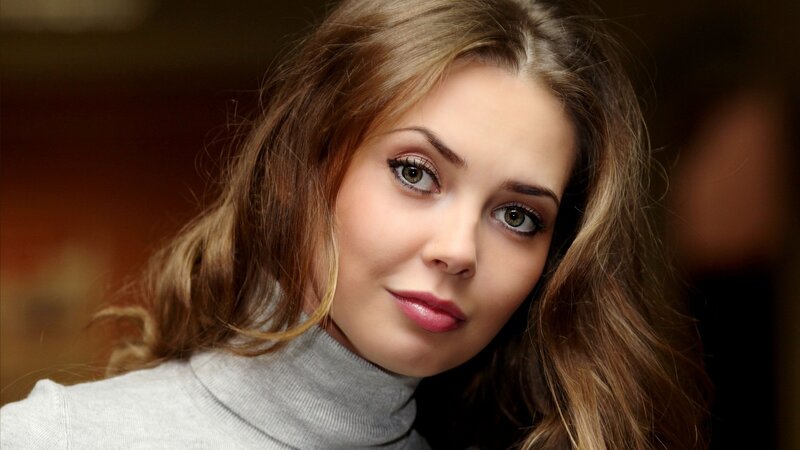 woman with brown hair and green eyes