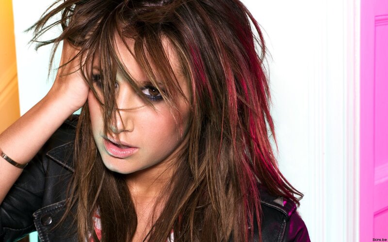 woman with brown hair and pink streaks