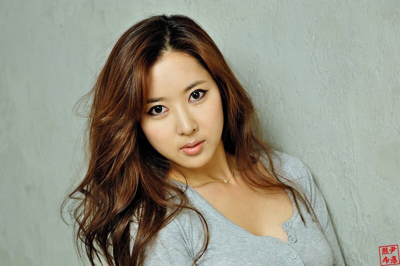 woman with brown hair in gray top