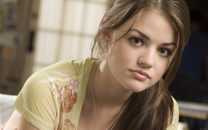 Woman with Brown Hair — Yellow, Neutral, Afternoon