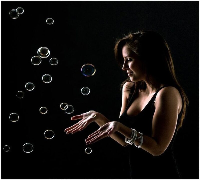 Woman with Bubbles — Black
