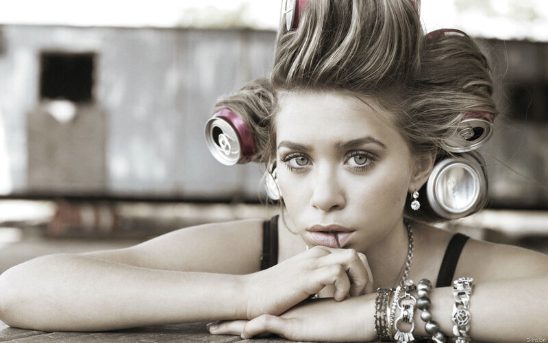 woman with cans in hair
