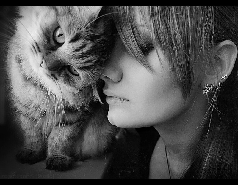 Woman with Cat — Black