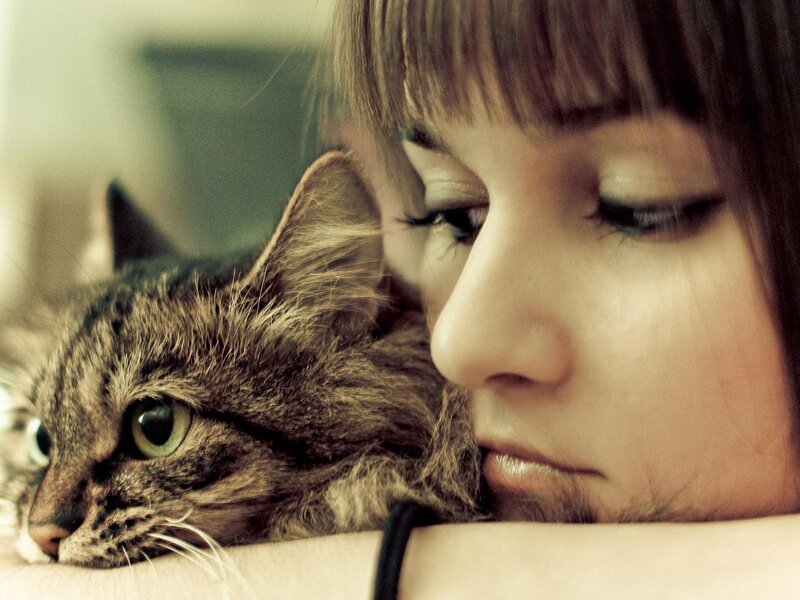 woman with cat on her shoulder