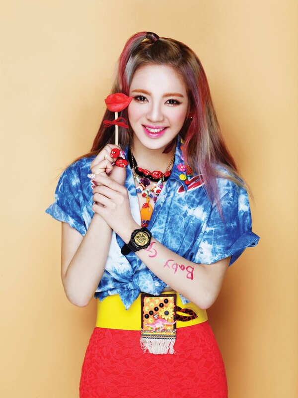 woman with colorful outfit and lollipop