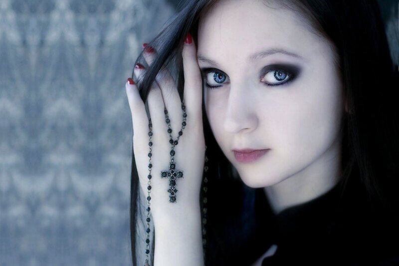 woman with cross necklace