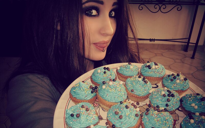 woman with cupcakes
