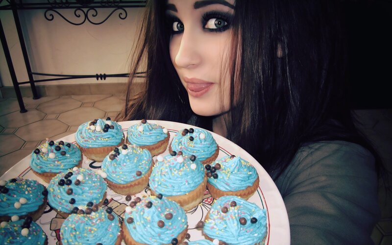 woman with cupcakes