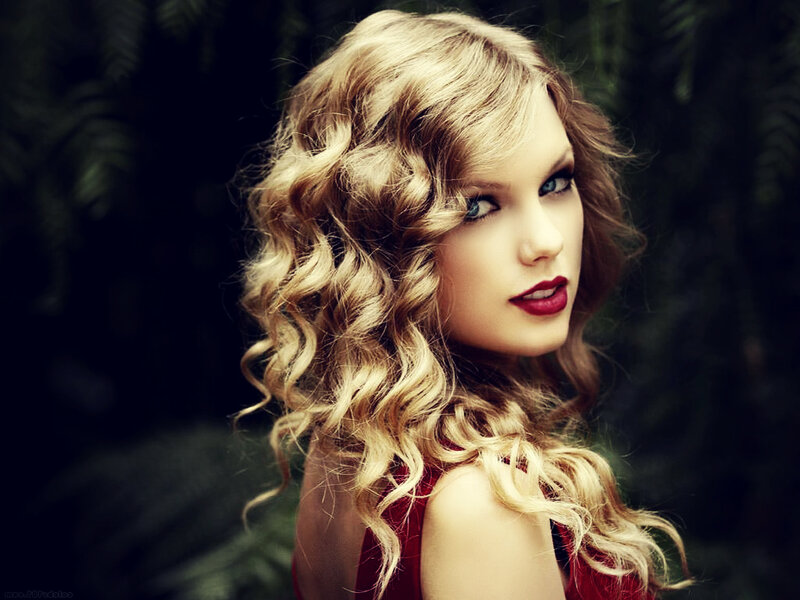 Woman with Curly Blonde Hair — Dramatic, Photograph, Curly Hair, Red Lipstick