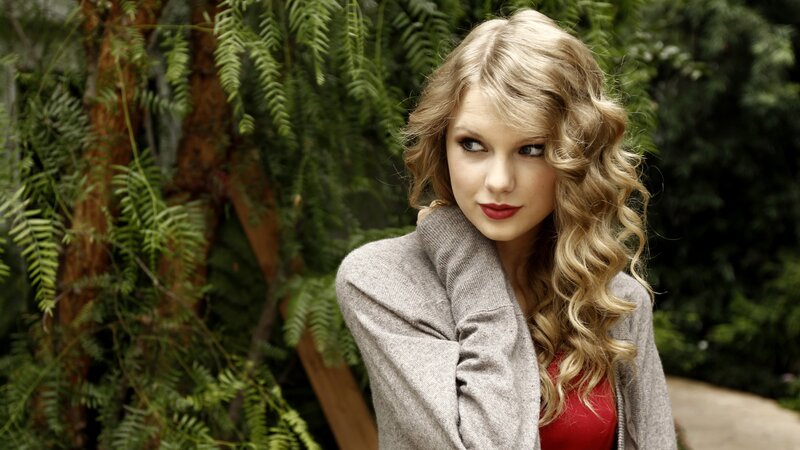 Woman with Curly Blonde Hair — Gray, Calm