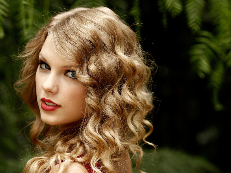 Woman with Curly Blonde Hair — Natural