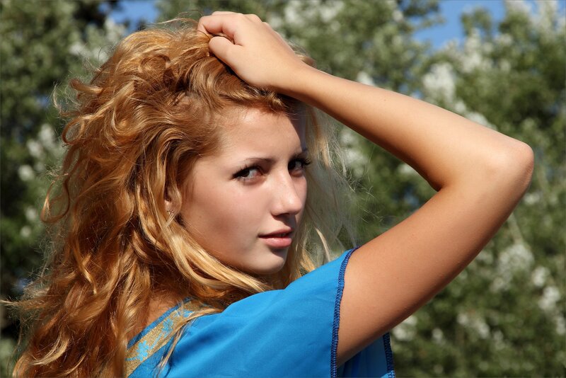 Woman with Curly Hair — Blue, Natural