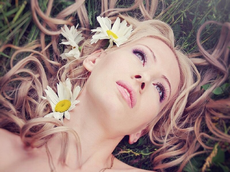 Woman with Daisies — Blonde