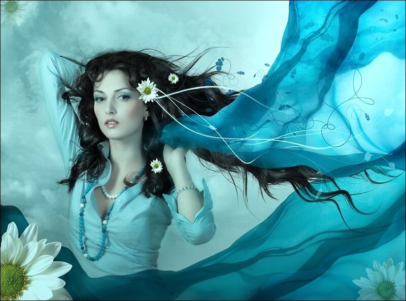 Woman with Daisies — Blue