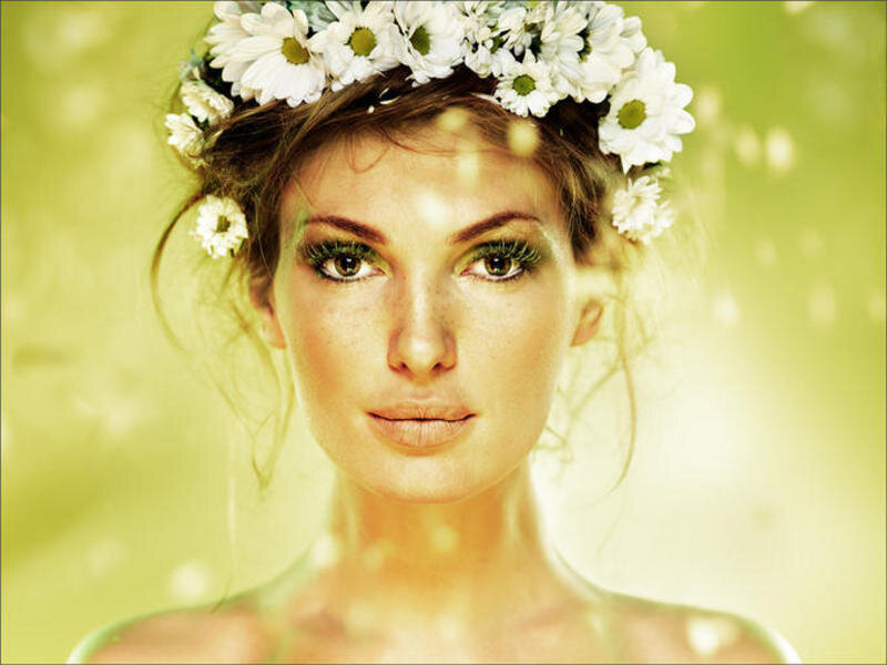 woman with daisy crown