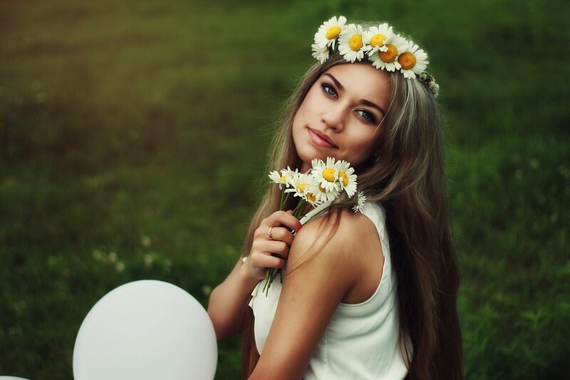Woman with Daisy Crown — Green, Serene