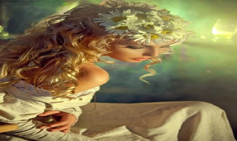 Woman with Daisy Crown — Green