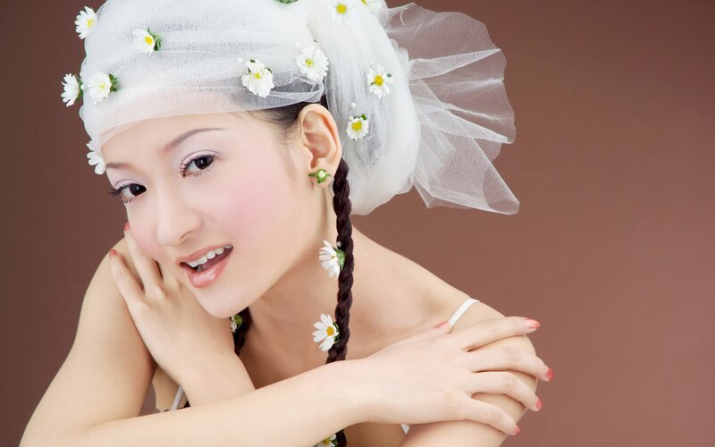 woman with daisy headpiece