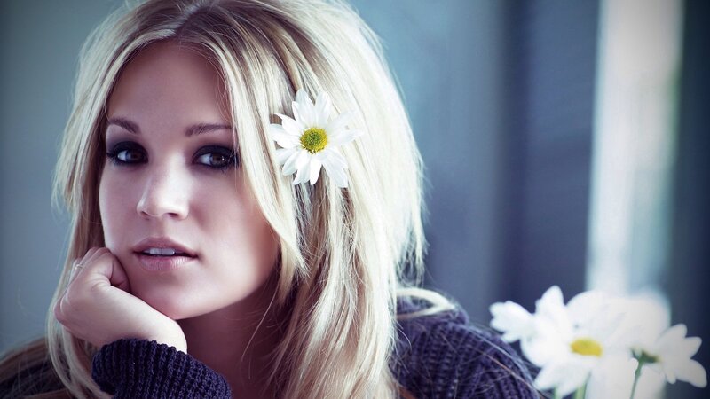 Woman with Daisy in Hair — Blonde