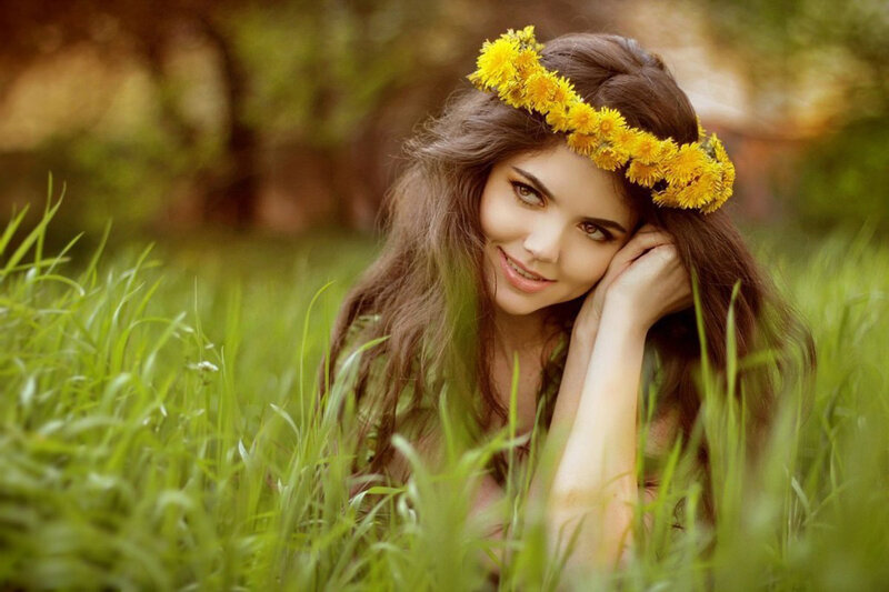 Woman with Dandelion Crown — Green