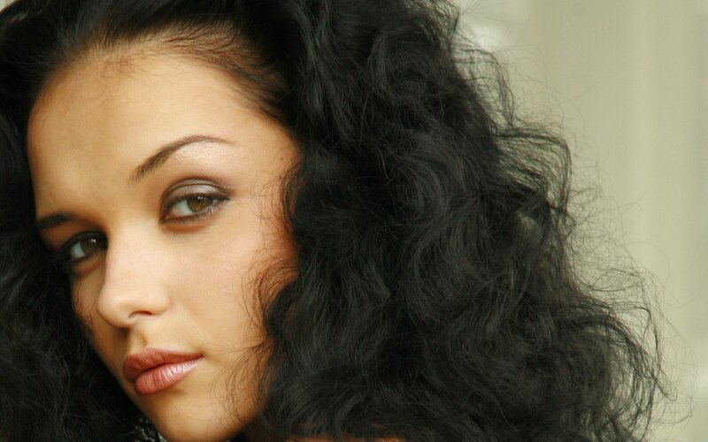 Woman with Dark Hair — Black, Makeup
